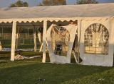 Opbouwen tent op sportpark 'Het Springer' (maandag 29 april 2024) (29/41)